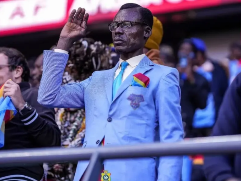 O Torcedor que Virou Símbolo Nacional: A História da “Estátua Humana” da República Democrática do Congo